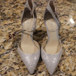 GLAM Silver pointy toe shoes
